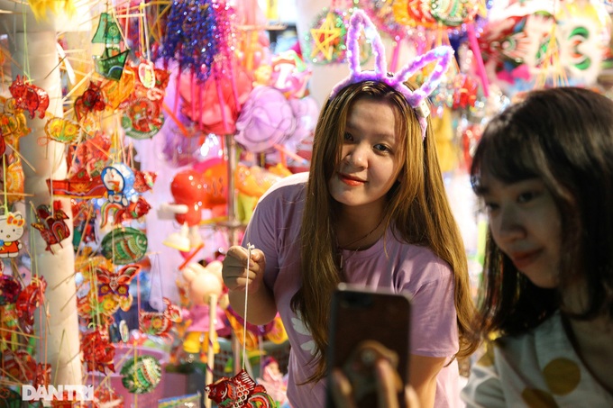 Hang Ma Street shines with Mid-Autumn Festival decorations - 1