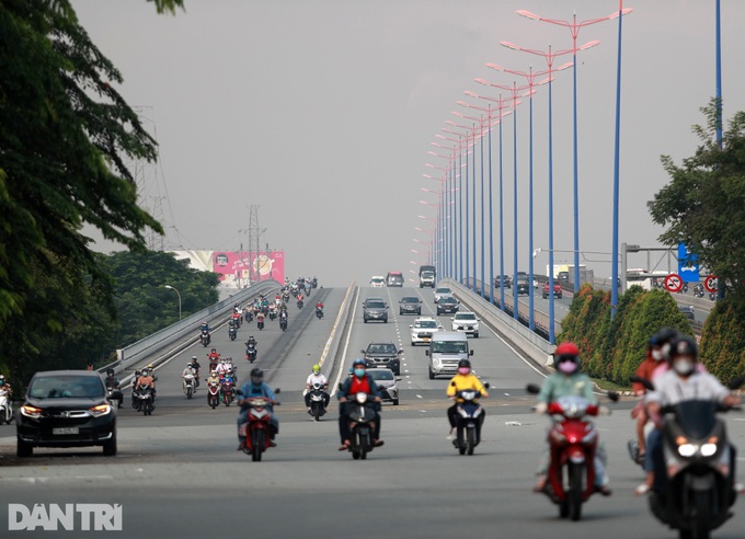 HCM City streets crowded again as social distancing rules ease - 8