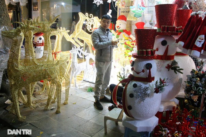 Early Christmas atmosphere on Hanoi streets - 8