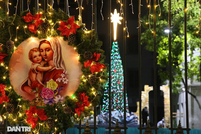 Hanoi churches prepare for Christmas celebration - 8