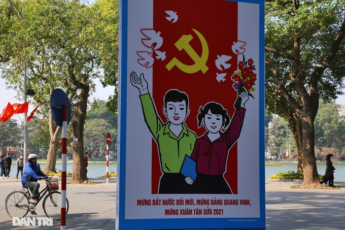 Hanoi streets decorated to welcome party congress - 6