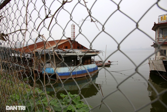 Floating restaurants left idle on the West Lake for years - 6