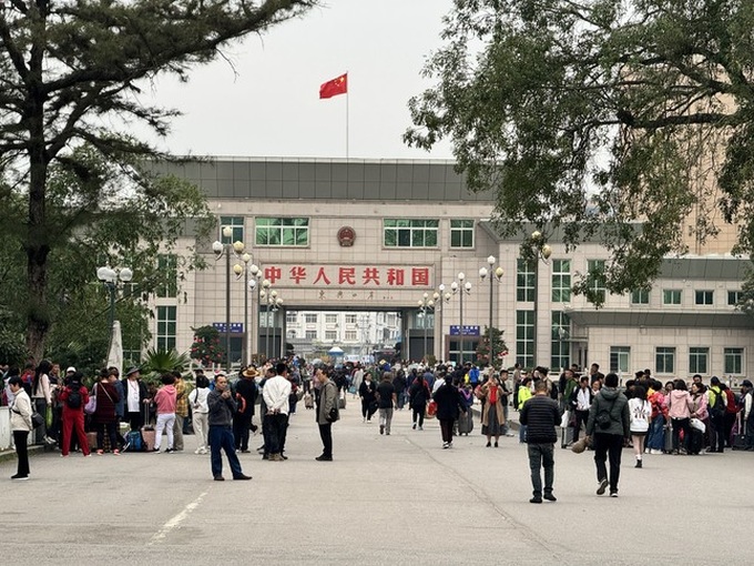 Mong Cai Border Gate see thousands of daily Chinese visitors - 1