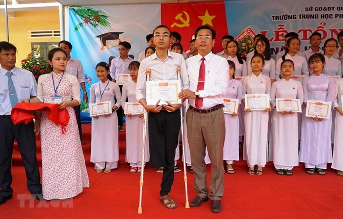 Student pursues his college dream despite losing a leg - 1