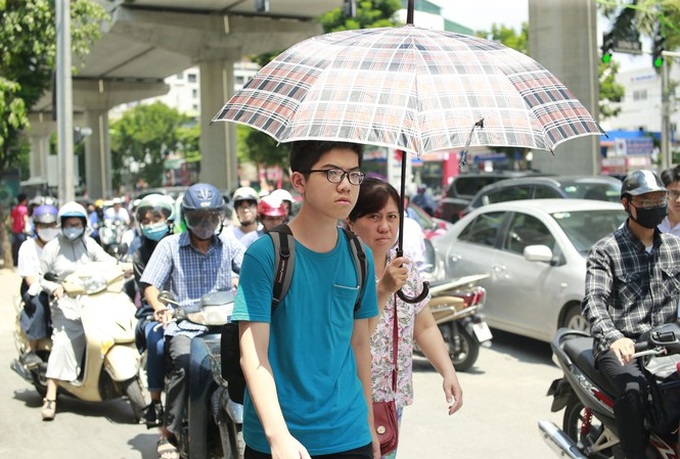 Hanoi continues experiencing blazing heat wave - 1 Hanoi continues experiencing blazing heat wave - 1