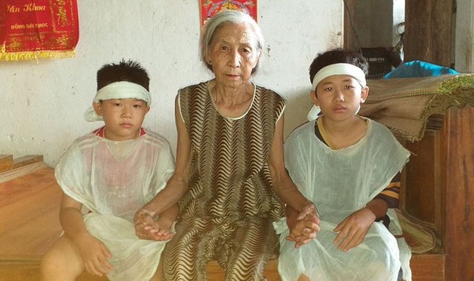 Elderly grandmother desperately calls for help for grandsons - 1 Elderly grandmother desperately calls for help for grandsons - 1