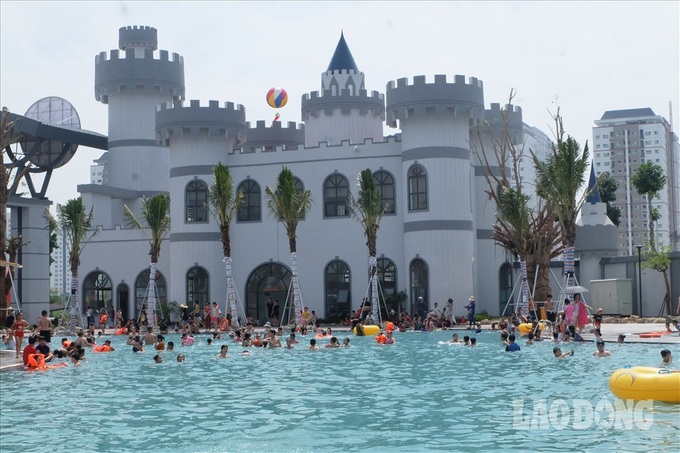 Hanoians seek heat relief at newly-opened water park - 3
