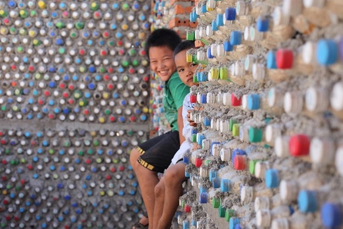 Ly Son house built from plastic bottles - 4