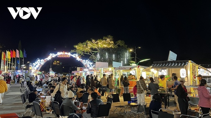 Vietnamese revelers jubilantly ring in New Year 2024 - 10 Vietnamese revelers jubilantly ring in New Year 2024 - 10