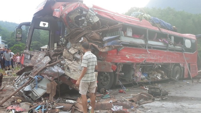 Bus-truck collision leaves three deaths, 38 injures in Hoa Binh - 1