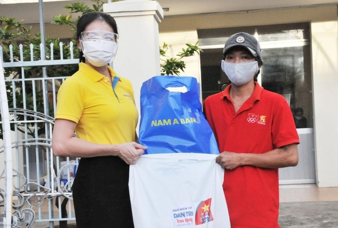 Dantri charity programme sends 300 gifts to Can Tho residents - 4 Dantri charity programme sends 300 gifts to Can Tho residents - 4