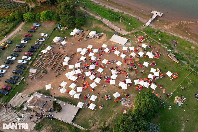 Red River crowded on Hung Kings' holiday - 5