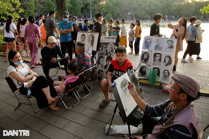 Hanoi pedestrian streets crowded again - 6