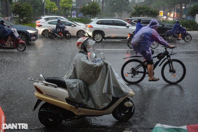 Heavy rain plagues Hanoians - 5 Heavy rain plagues Hanoians - 5
