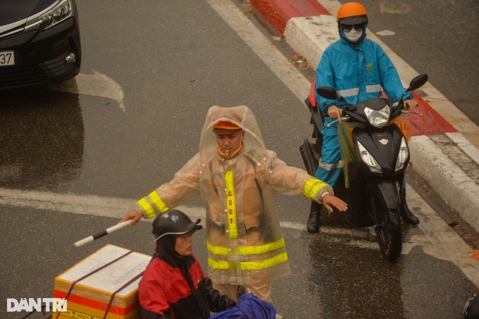 Rain worsens Hanoi’s traffic congestion - 6