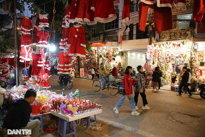 Early Christmas atmosphere on Hanoi streets - 9