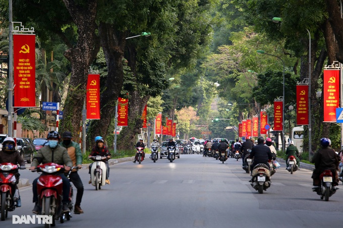 Hanoi streets decorated to welcome party congress - 7