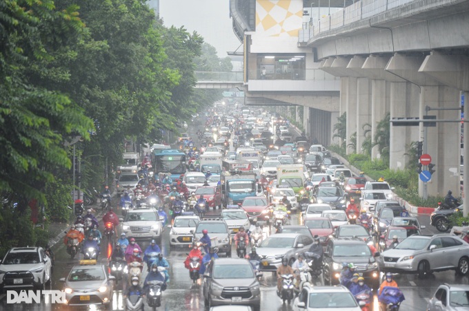 Hanoi streets face serious congestion following heavy rain - 2