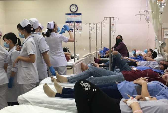 Over 100 workers hospitalised because of food poisoning - 1