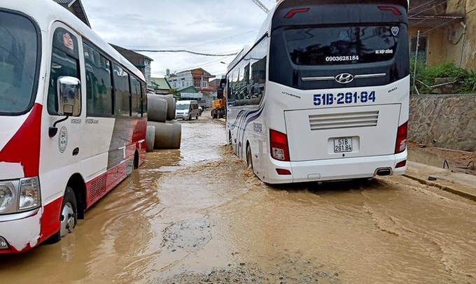 Heavy rain causes severe landslides in Dalat, tourists evacuated - 8 Heavy rain causes severe landslides in Dalat, tourists evacuated - 8