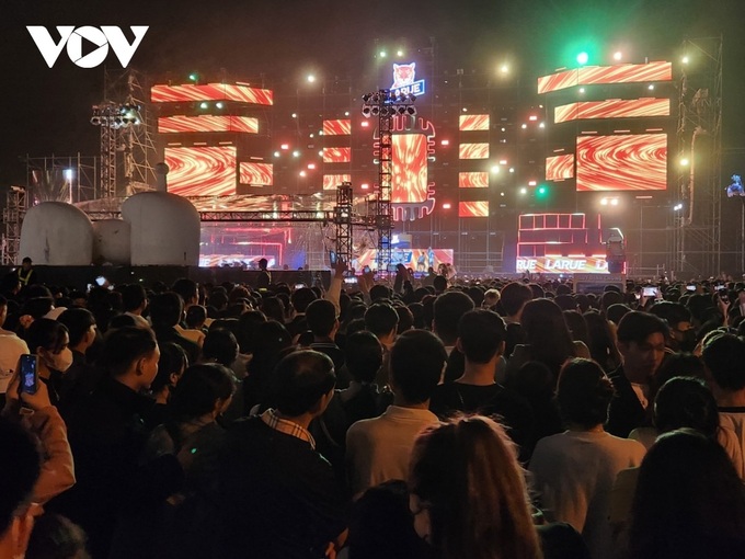 Vietnamese revelers jubilantly ring in New Year 2024 - 11 Vietnamese revelers jubilantly ring in New Year 2024 - 11