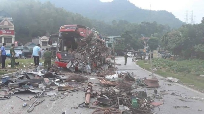 Bus-truck collision leaves three deaths, 38 injures in Hoa Binh - 2