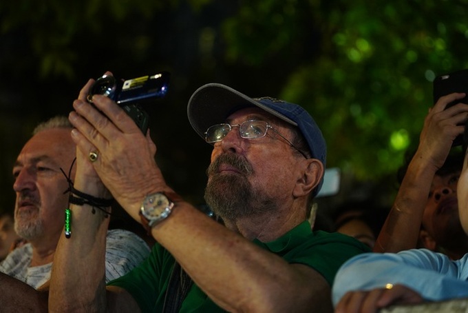 Firework displays held in Hanoi, HCM City to mark Tet - 9