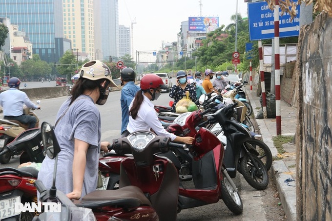Electric tourist cars support locked-down Hanoi area - 2 Electric tourist cars support locked-down Hanoi area - 2
