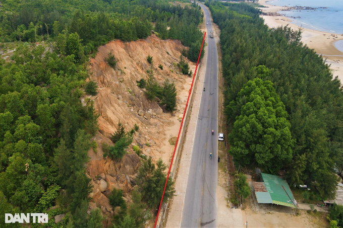 Ha Tinh coastal road faces severe landslide risk - 3 Ha Tinh coastal road faces severe landslide risk - 3