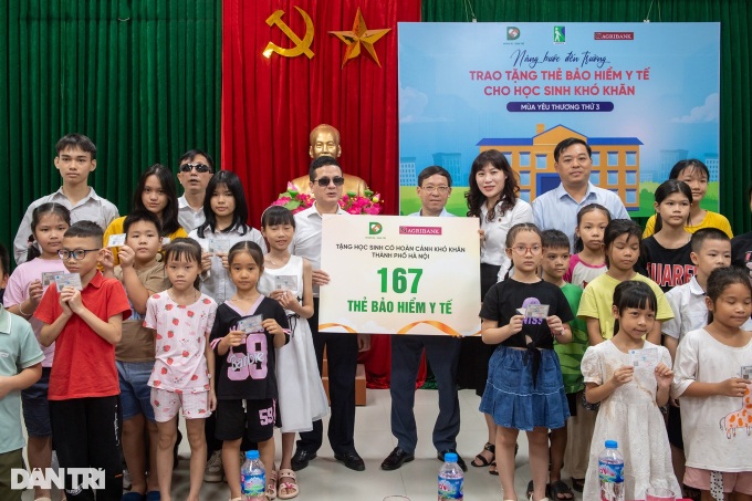 Dantri offers health insurance cards for disadvantaged Hanoi students - 1