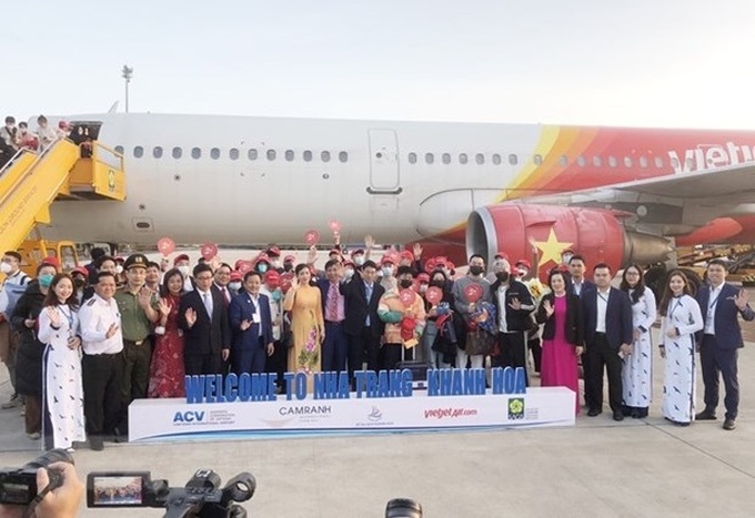 First flight carries Chinese tourists to Khanh Hoa in New Year - 1