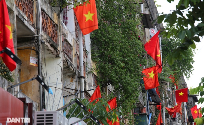 Red flags cover Hanoi streets on National Day - 6