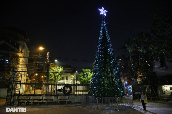 Hanoi churches prepare for Christmas celebration - 9