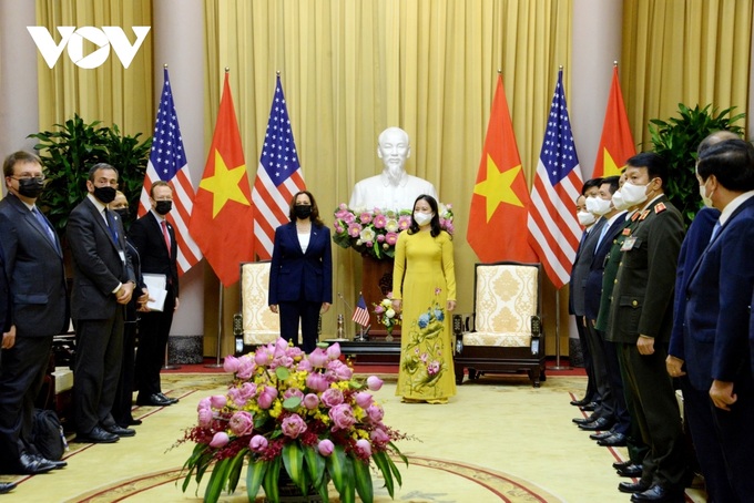 Vietnamese Vice President welcomes her US counterpart Kamala Harris in Hanoi - 1