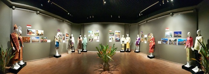 ASEAN traditional costumes displayed at Hanoi exhibition - 2