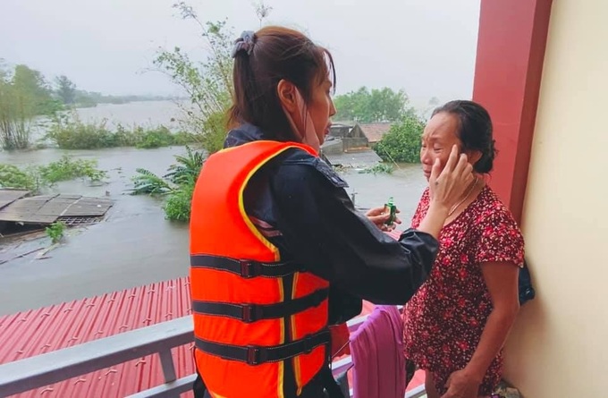Pop singer raises over VND100 billion for flood victims in the central provinces - 2 Pop singer raises over VND100 billion for flood victims in the central provinces - 2