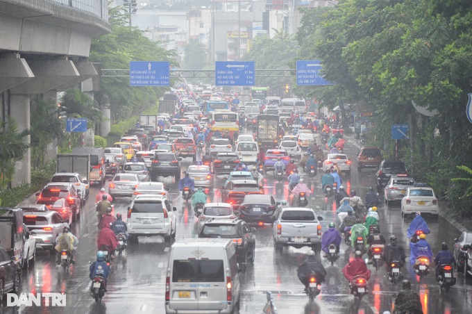 Hanoi streets face serious congestion following heavy rain - 3