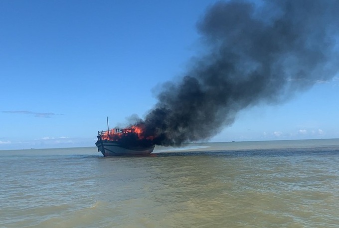 Fire erupts on tourist boat off Hoi An - 1