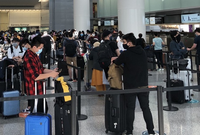 Over 280 Vietnamese citizens return from the US - 1
