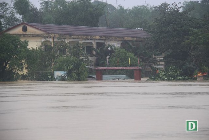 Many communes in Ha Tinh under water - 6