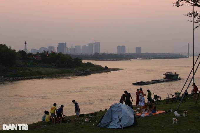 Red River crowded on Hung Kings' holiday - 8