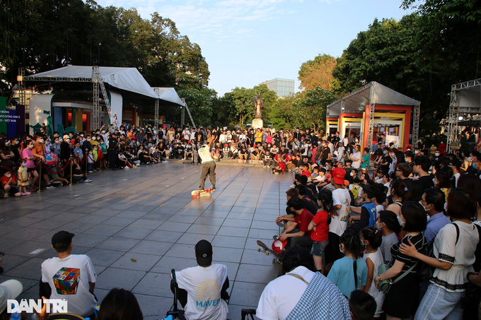 Hanoi pedestrian streets crowded again - 4