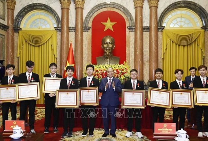 President meets with winners of Int’l Olympiads, sci-tech competitions - 1