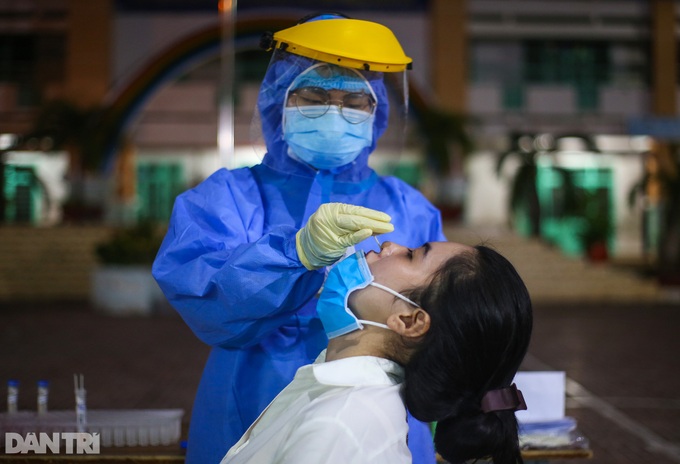 Thousands queue for Covid-19 tests in HCM City - 2