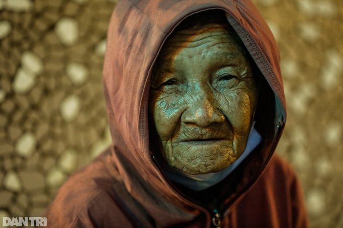 Homeless people struggle during HCM City social distancing - 3 Homeless people struggle during HCM City social distancing - 3