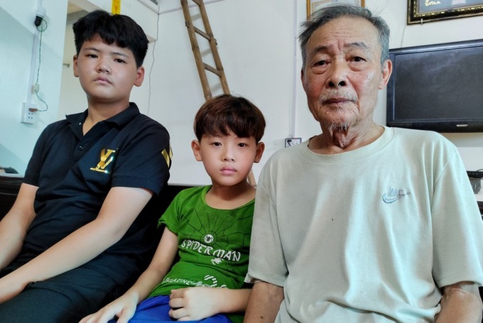 Father calls for help for injured son - 2