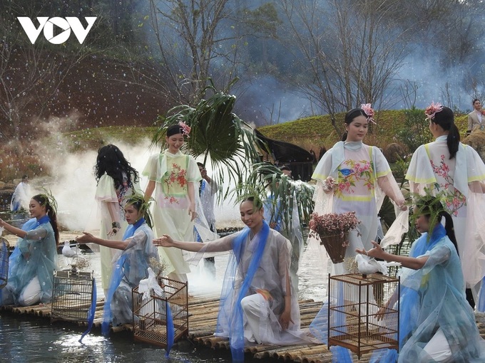 Vietnamese revelers jubilantly ring in New Year 2024 - 13 Vietnamese revelers jubilantly ring in New Year 2024 - 13