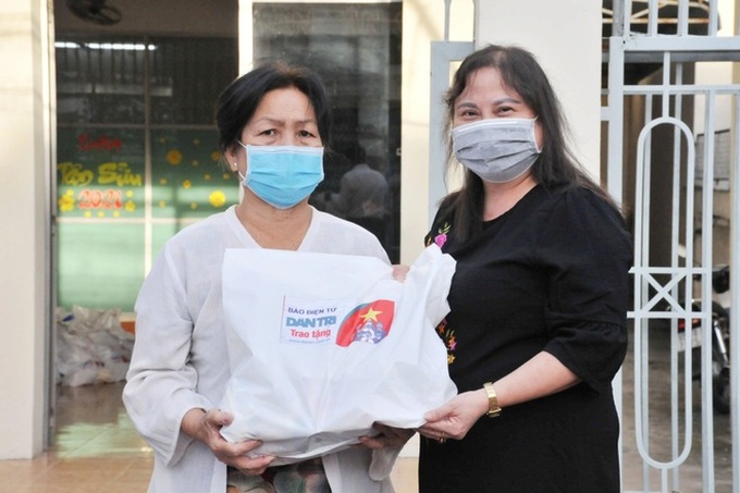 Dantri charity programme sends 300 gifts to Can Tho residents - 2 Dantri charity programme sends 300 gifts to Can Tho residents - 2