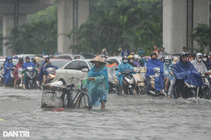 Heavy rain plagues Hanoians - 9 Heavy rain plagues Hanoians - 9