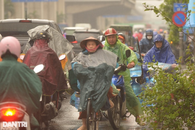 Rain worsens Hanoi’s traffic congestion - 5